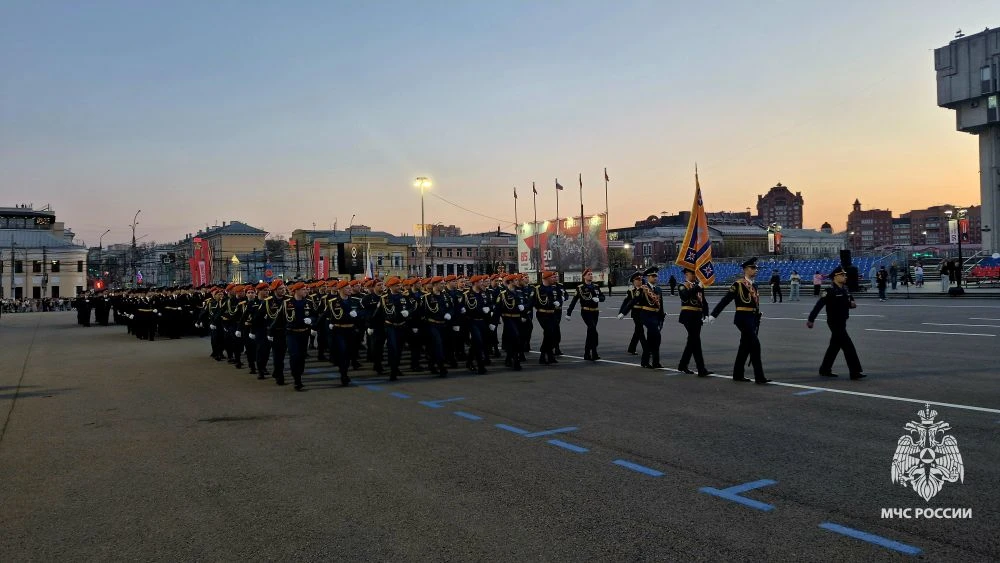 Спасатели МЧС России принимают участие в репетиции Парада Победы на центральной площади Тулы  На пло