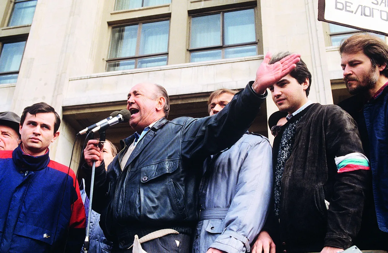 5 октября 1993 года было опубликовано обращение группы литераторов к согражданам, к пра...