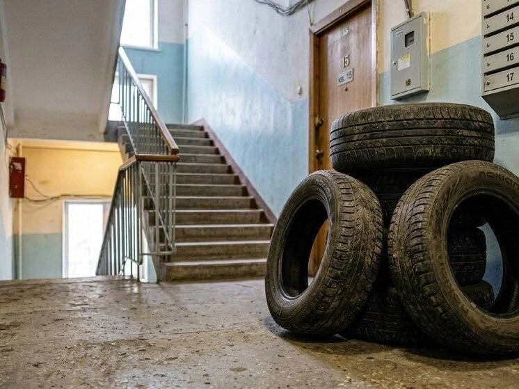 🛞 За хранение автомобильных шин в подъезде могут оштрафовать на 15 000₽ 

Захламление подъезда преп