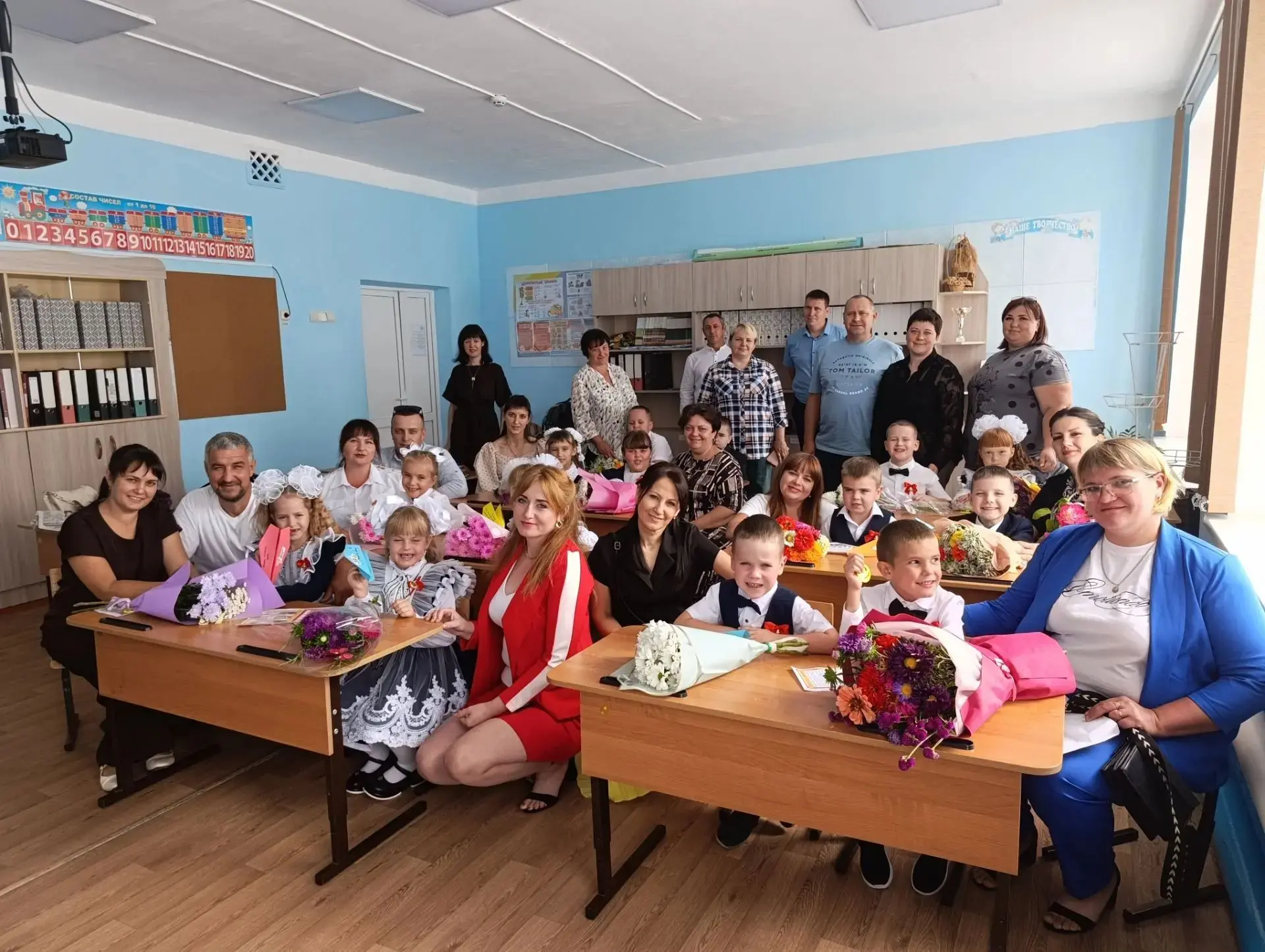 Сегодня особый день в жизни первоклассников - они пришли первый раз в первый класс!!