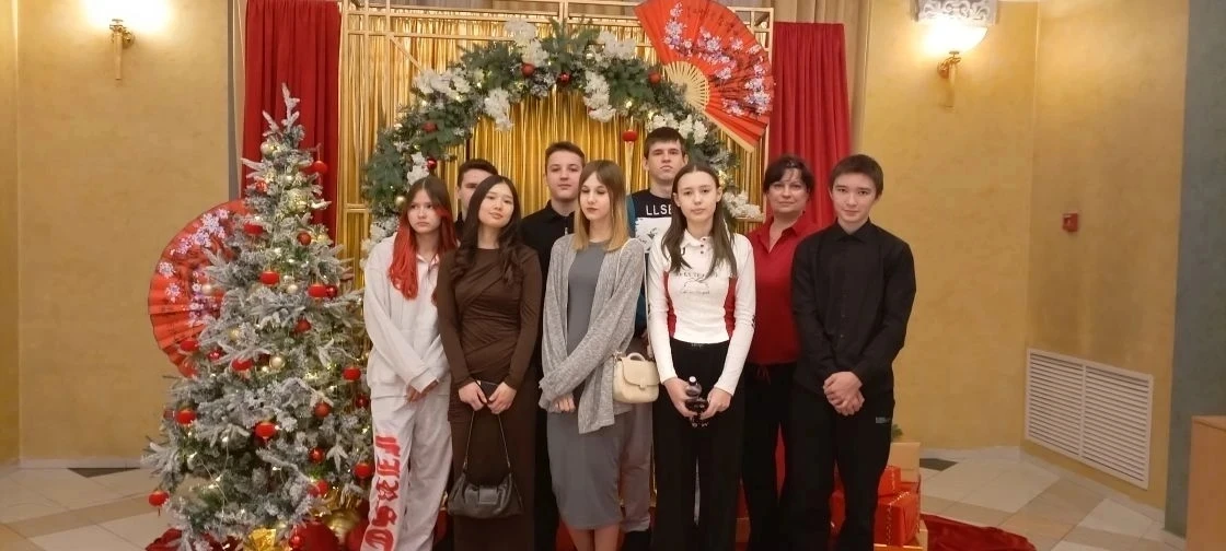 В Рождественский вечер 7 января  9 класс нашей школы посетил спектакль "Мачеха Саманишв...