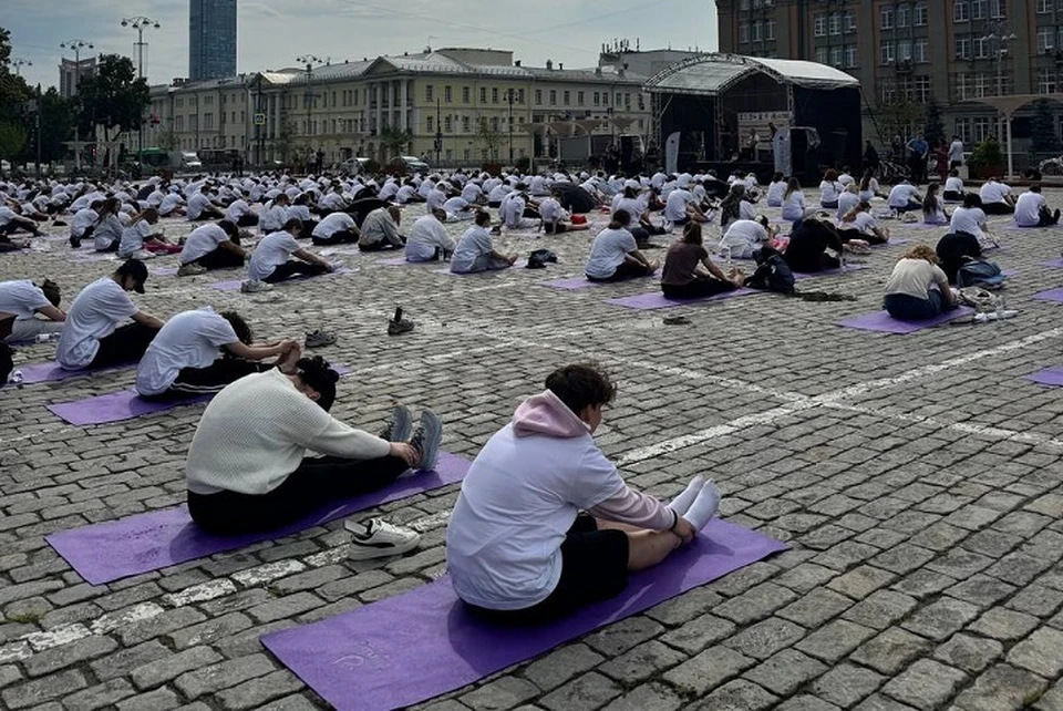 600 человек, дождь и полный вайб: как прошла йога на Плотинке?