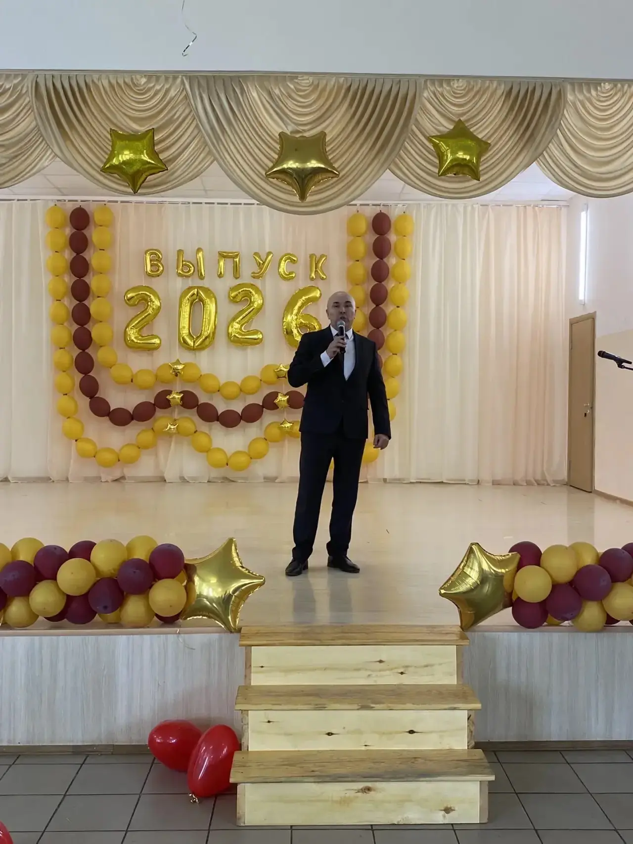 Сегодня особенный день! 🎓✨

В нашей школе прозвенел последний звонок для одиннадцатиклассников — со