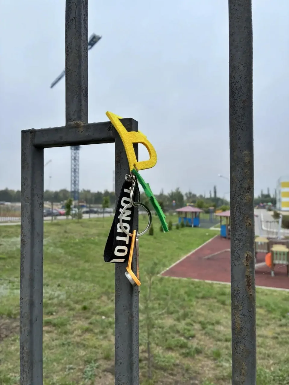 Найдены ключи у пешеходного перехода, повесили на забор школы.