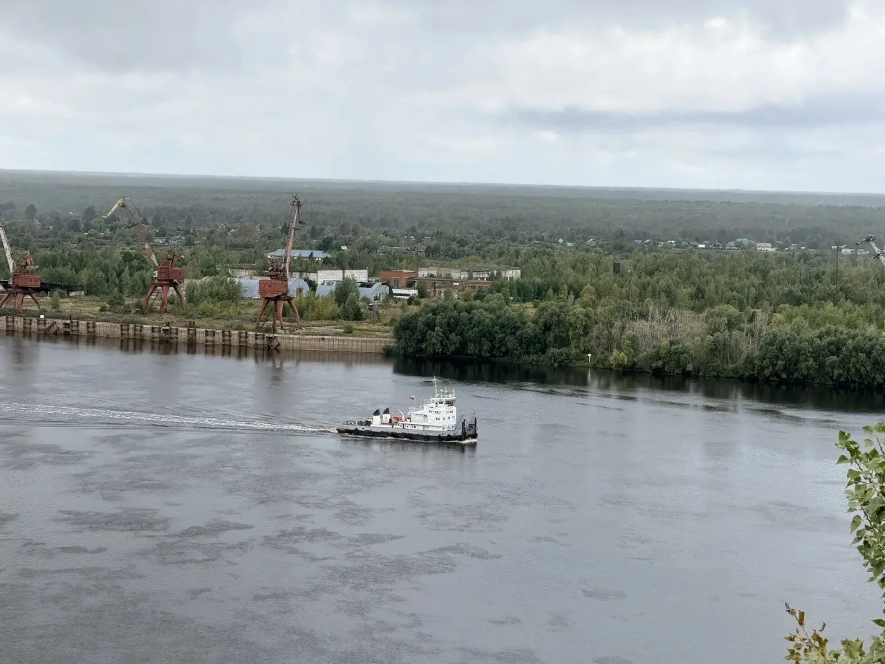 На верхней набережной у гидротехнического сооружения продолжаются работы по благоустрой...