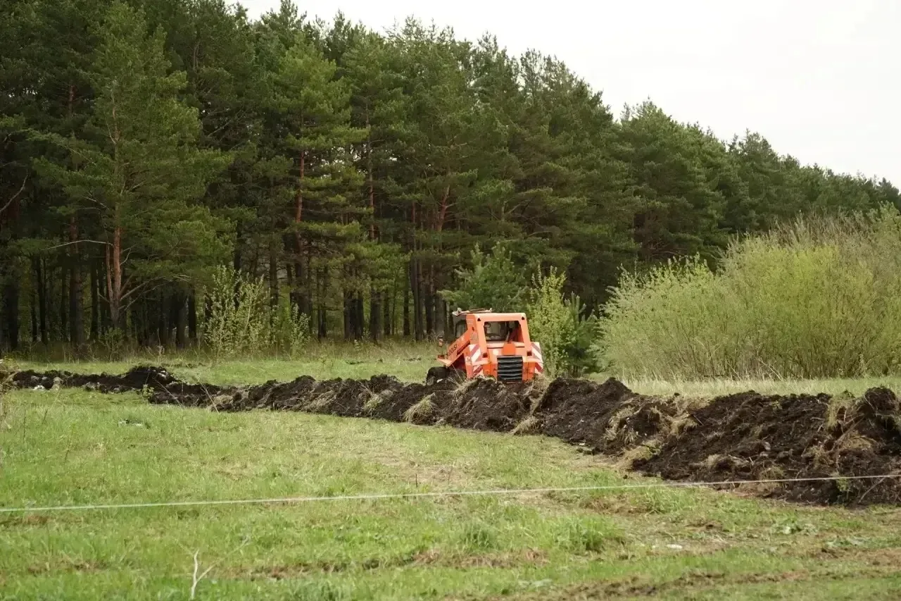😍Скоро станет еще уютнее   В Рудничном районе продолжается благоустройство сквера Молодожёнов. Сейча