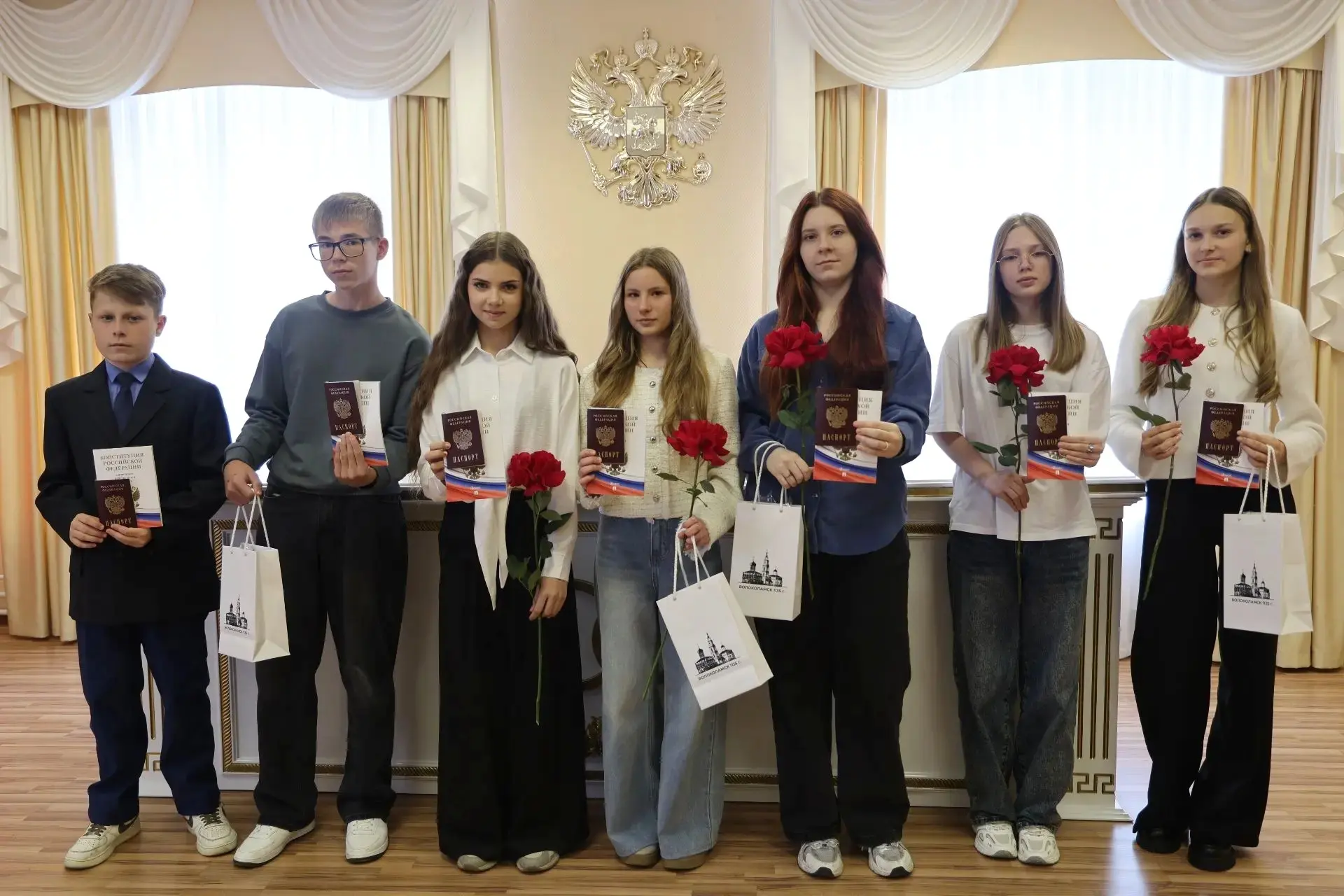 Первые паспорта в торжественной обстановке получили ещё семь юных волоколамцев.
