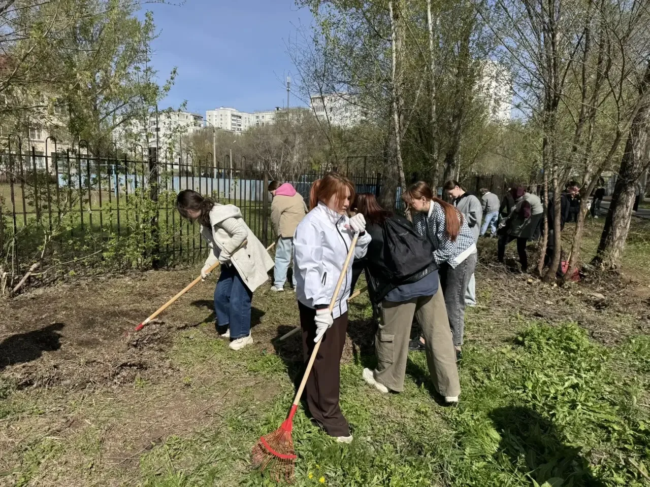 🌱 Субботник в МОАУ СОШ № 3: старшеклассники и депутат от нашего округа в Законодательн...