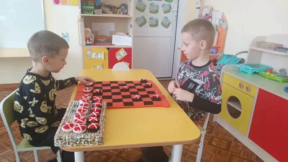 "Знают взрослые и дети, знает каждый на планете,
Знает даже детвора-шашки -лучшая игра!"
Шашки - зам