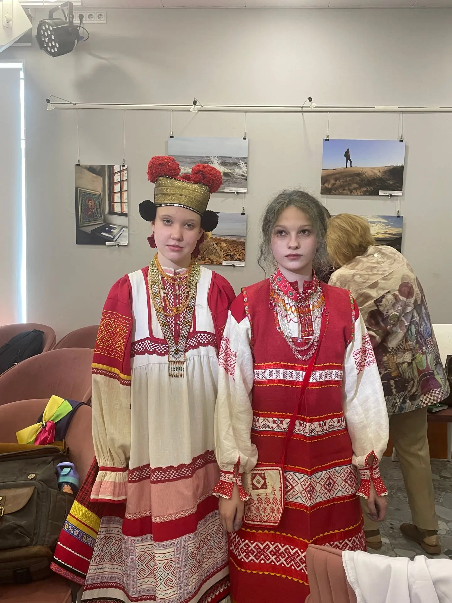 Год погружения в традиции: ученицы 8 «А» изучили язык народного костюма. Целый год ученицы 8 «А» кла