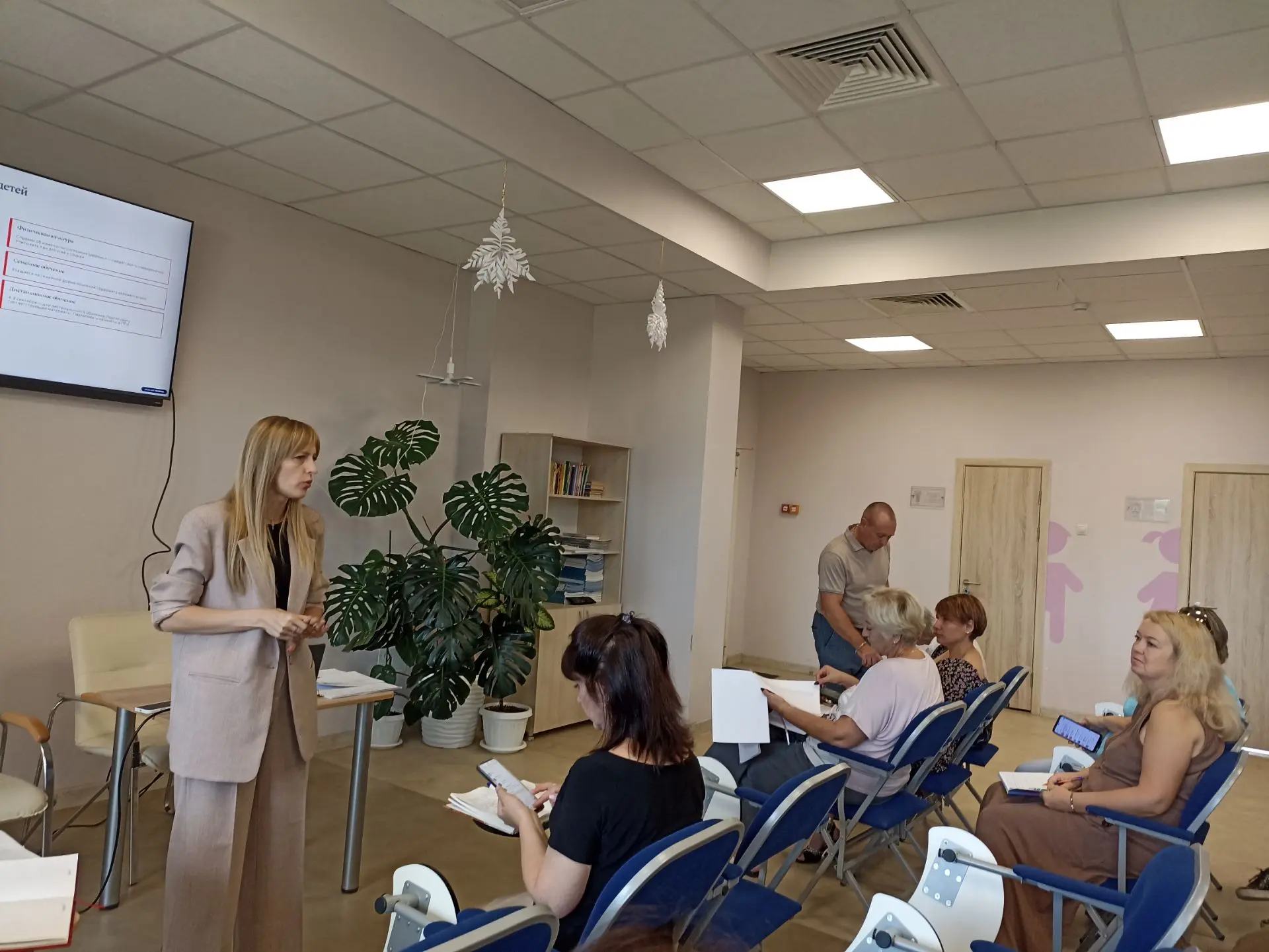 С педагогическим коллективом был проведён развёрнутый инструктаж по антитеррористическо...