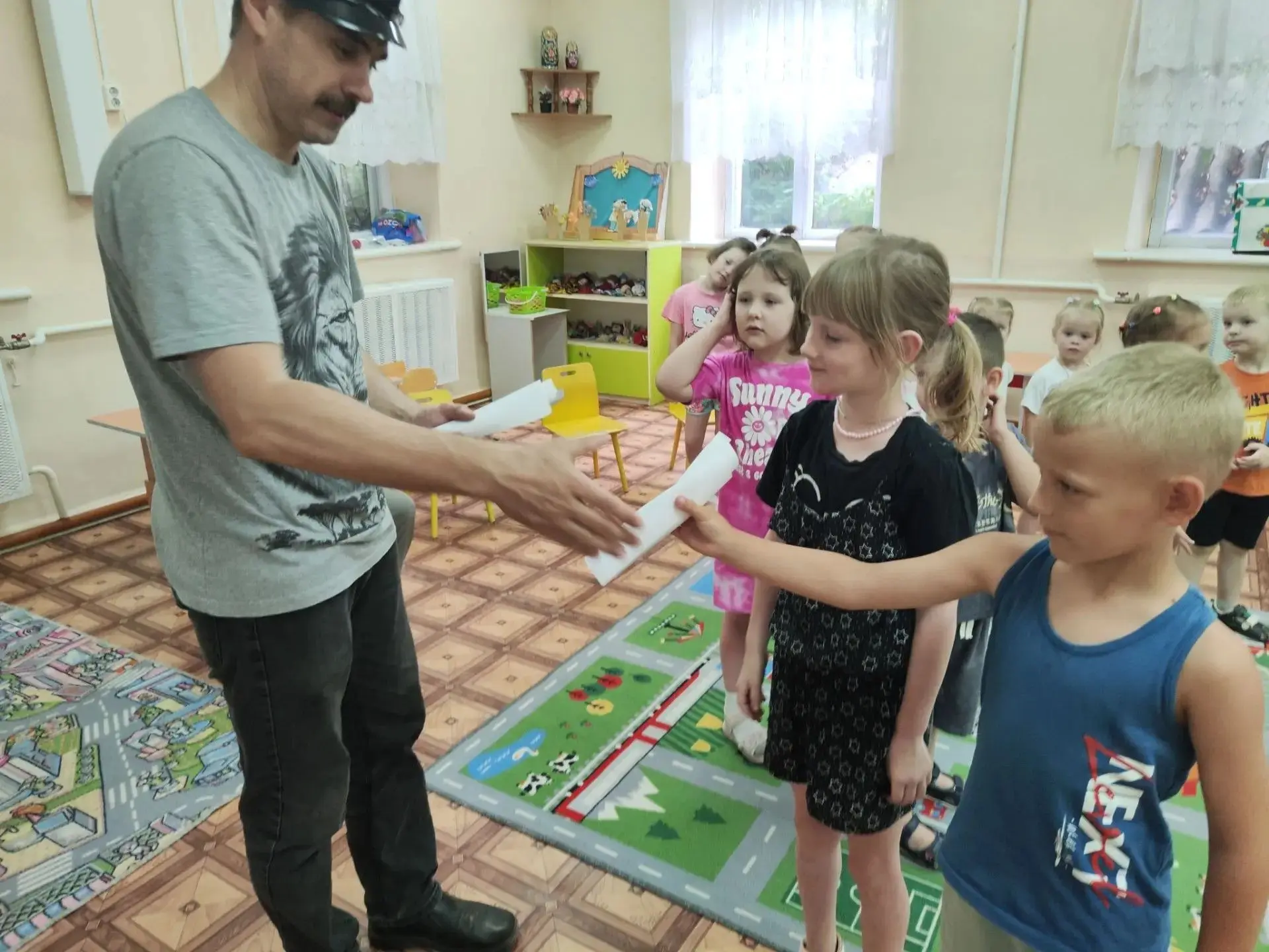 Письмо из прошлого в будущее: как сотрудники музея познакомили малышей с историей почты.
Сегодня сот