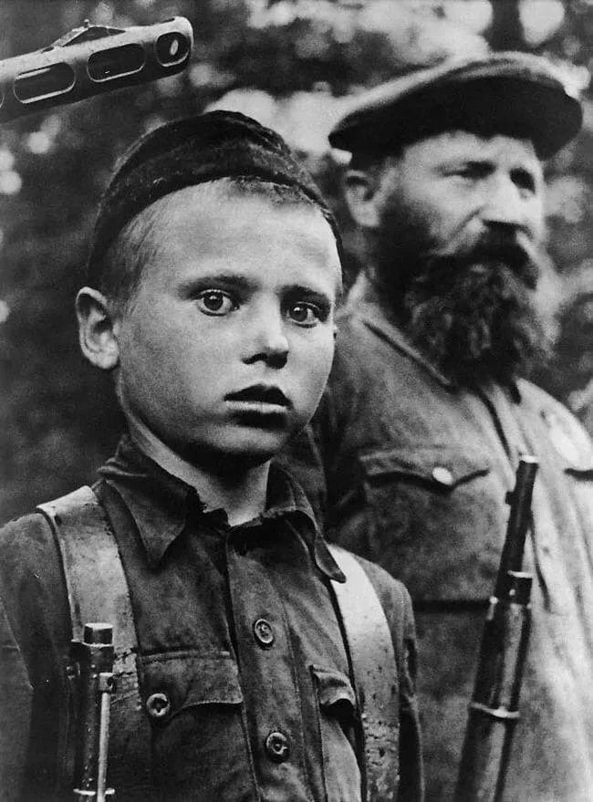 ... плечом к плечу со взрослыми сражались с захватчиками в годы Великой Отечественной войны (1941- 1
