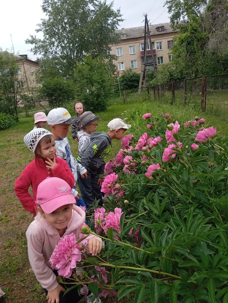 Воспитанники из группы «Лисёнок»  побывали на мини-экскурсии в нашем цветущем саду.

Ребята с огромн
