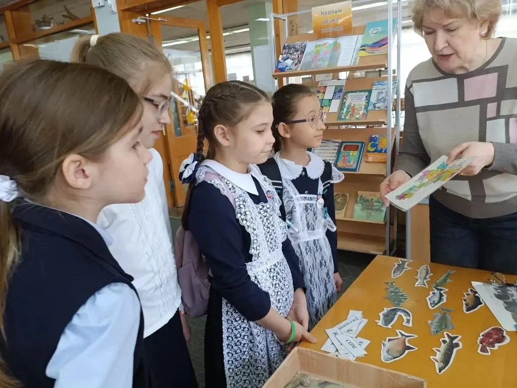 📚Ученицы 3Б класса, 1 корпуса Арина А. и Ульяна Т. вместе с педагогом‑библиотекарем О. А. Корчагиной