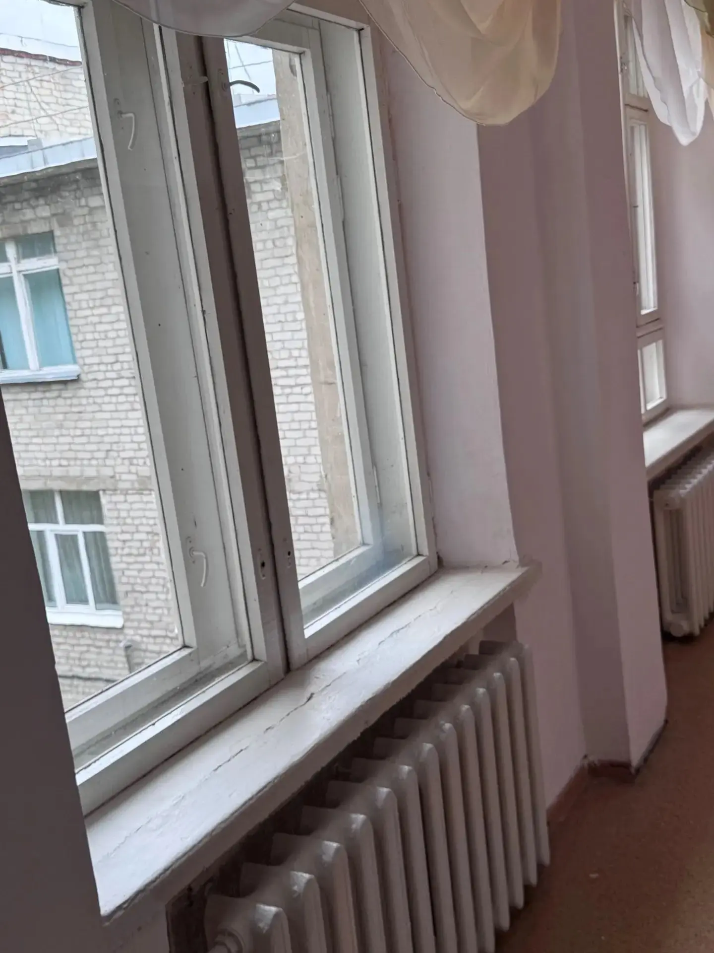Интересно спросить директора школы 3, а какие потуги сама сделала, чтобы поменять окна?...