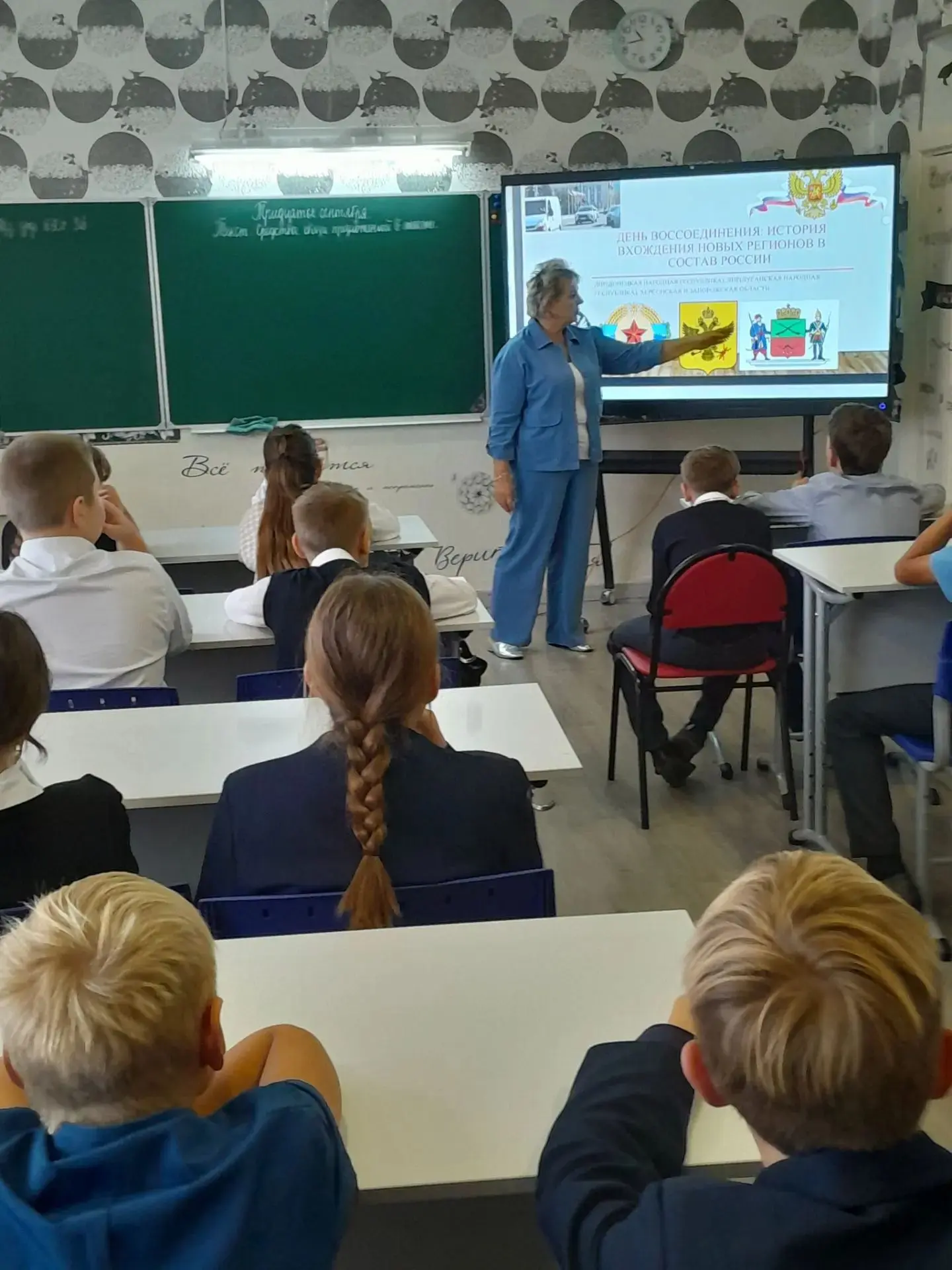 Сегодня  в 6 «Б» и 6 «В» классах прошёл классный час, посвящённый Дню воссоединения Дон...