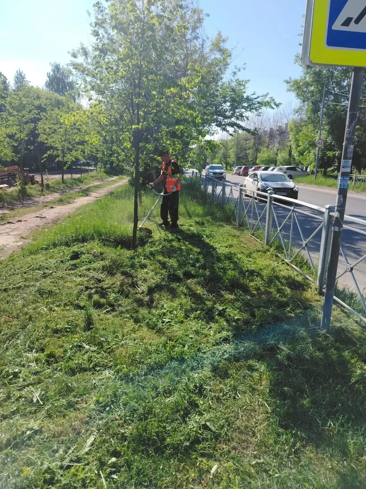 Сделаем улицы Доброго Советского чище 🌿👏🏻  Наши подрядные организации продолжают следить за чистотой