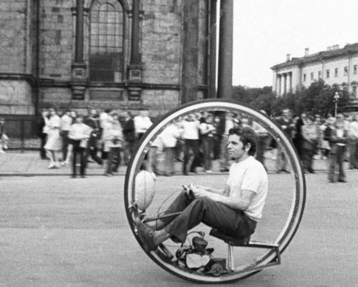 Инженeр Эдуард Мельников и его колесо–самокат, Исаакиевская площaдь, Ленинград, 1981 год.

👉 Мы в М