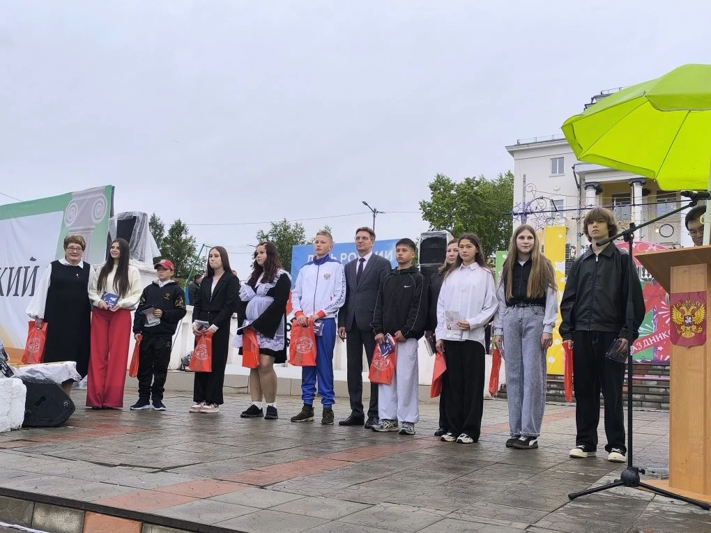 Петровск-Забайкальский  присоединился сегодня к Всероссийской  акции «Мы – граждане России»!

На гла