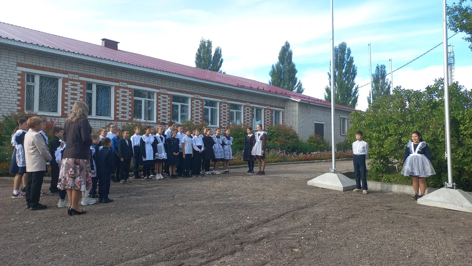 ✅ Утро понедельника традиционно ознаменовалось поднятием флага и исполнением гимнов Рос...