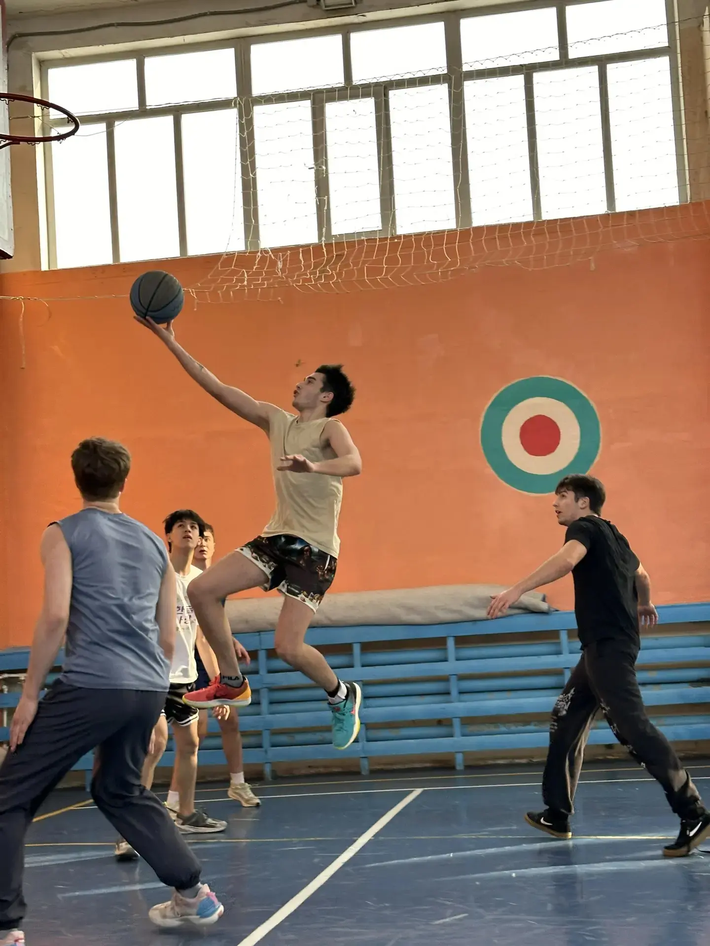 🏀В втором корпусе прошла товарищеская встреча по баскетболу среди учеников 10 класса и выпускников н