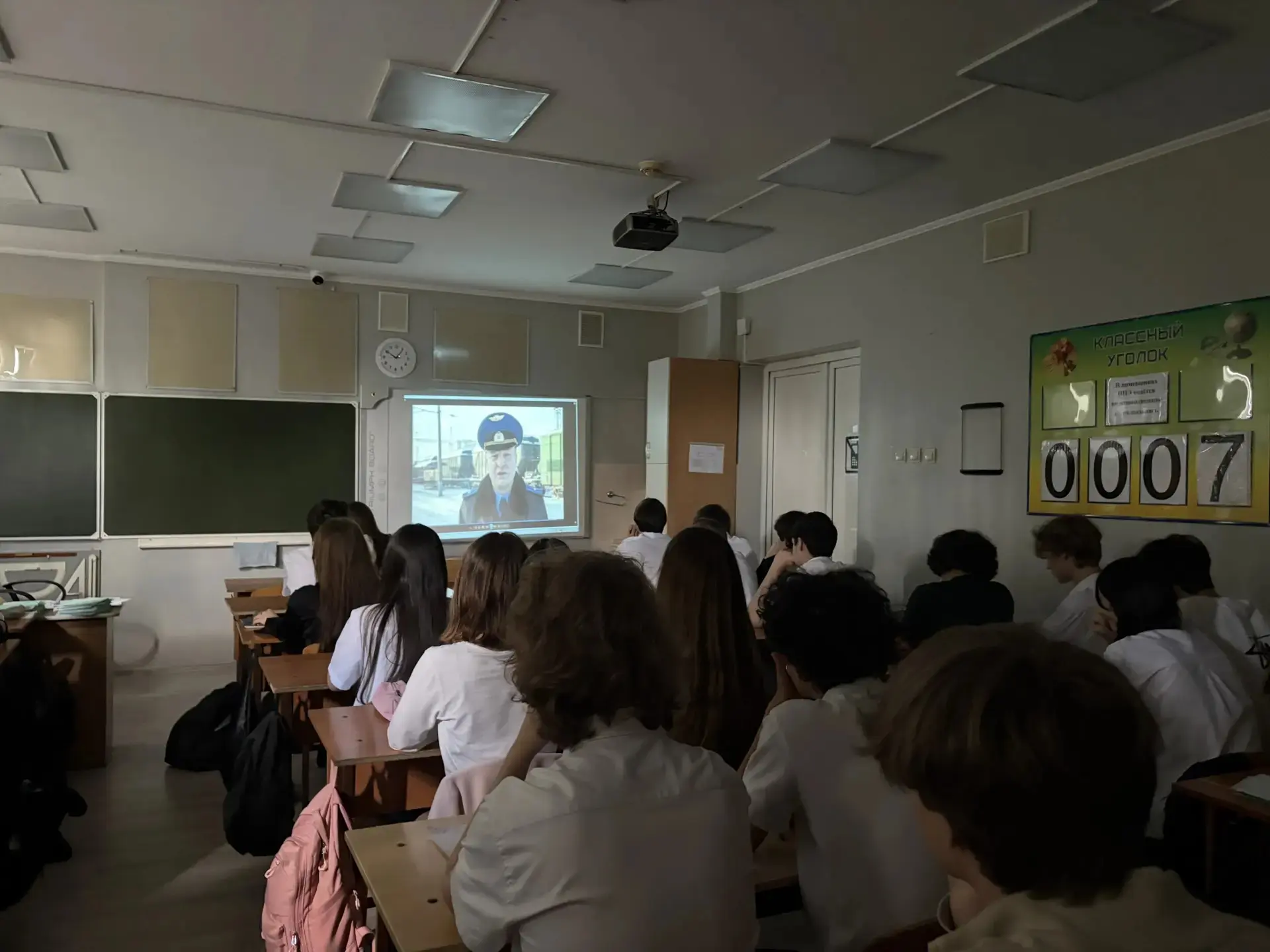 В МБОУ СОШ № 4 им. В.М. Евскина прошли профилактические беседы с подростками. Школьникам рассказали 