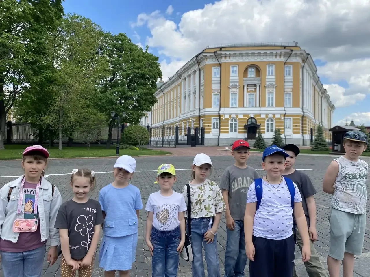🌟 16 мая ученики 2а, 1б, 3а и 3б классов побывали на экскурсии в Московском Кремле.  Ребята прошли п