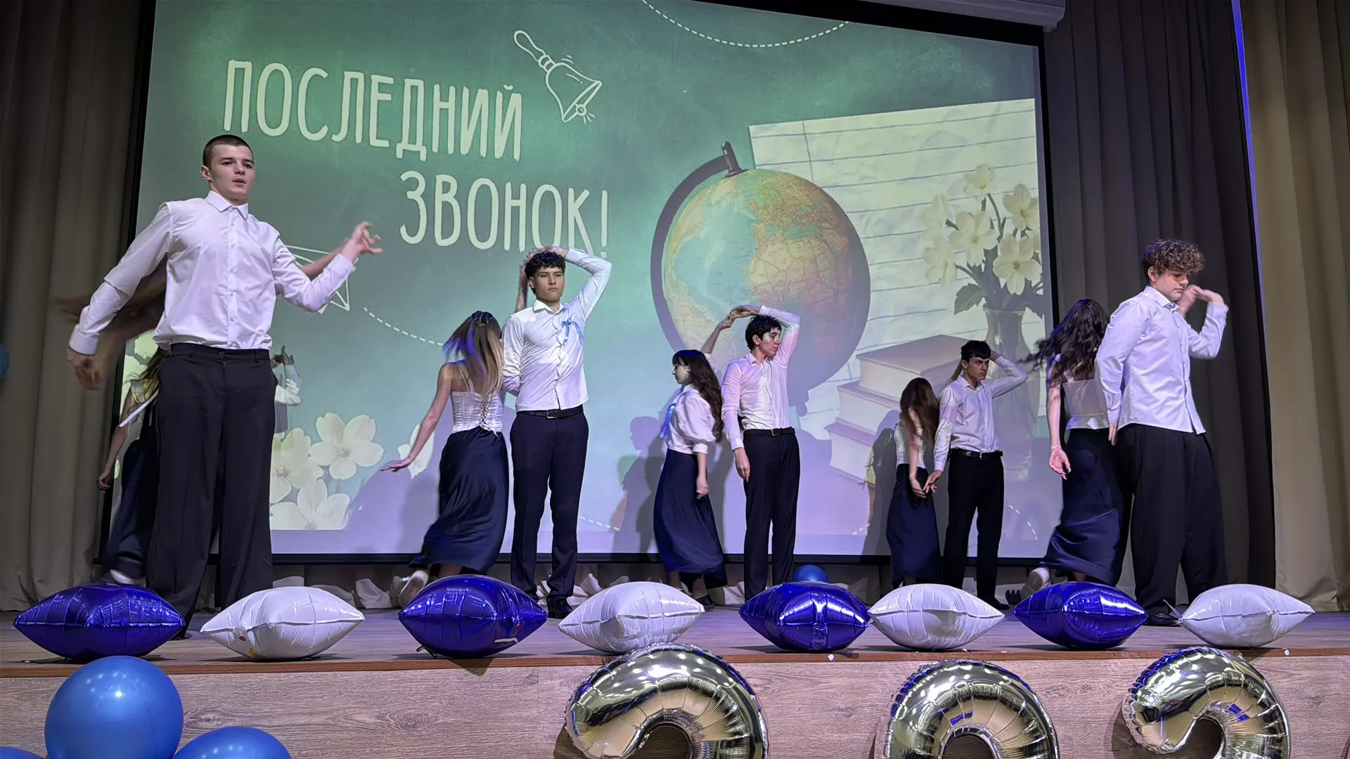 ПОСЛЕДНИЙ ЗВОНОК В ТРЕТЬЕМ КОРПУСЕ: ПРОЩАНИЕ С ДЕТСТВОМ — 11 КЛАСС 🎓✨  Сегодня прозвенел последний з