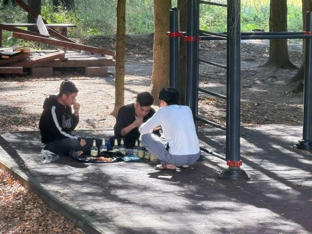 В балабановском «городке» детскую площадку превратили в пивнушку