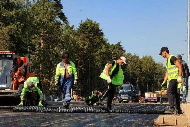 🚧 На Новоухтомском шоссе идёт ремонт дороги — возможны пробки и трудности при переходе...