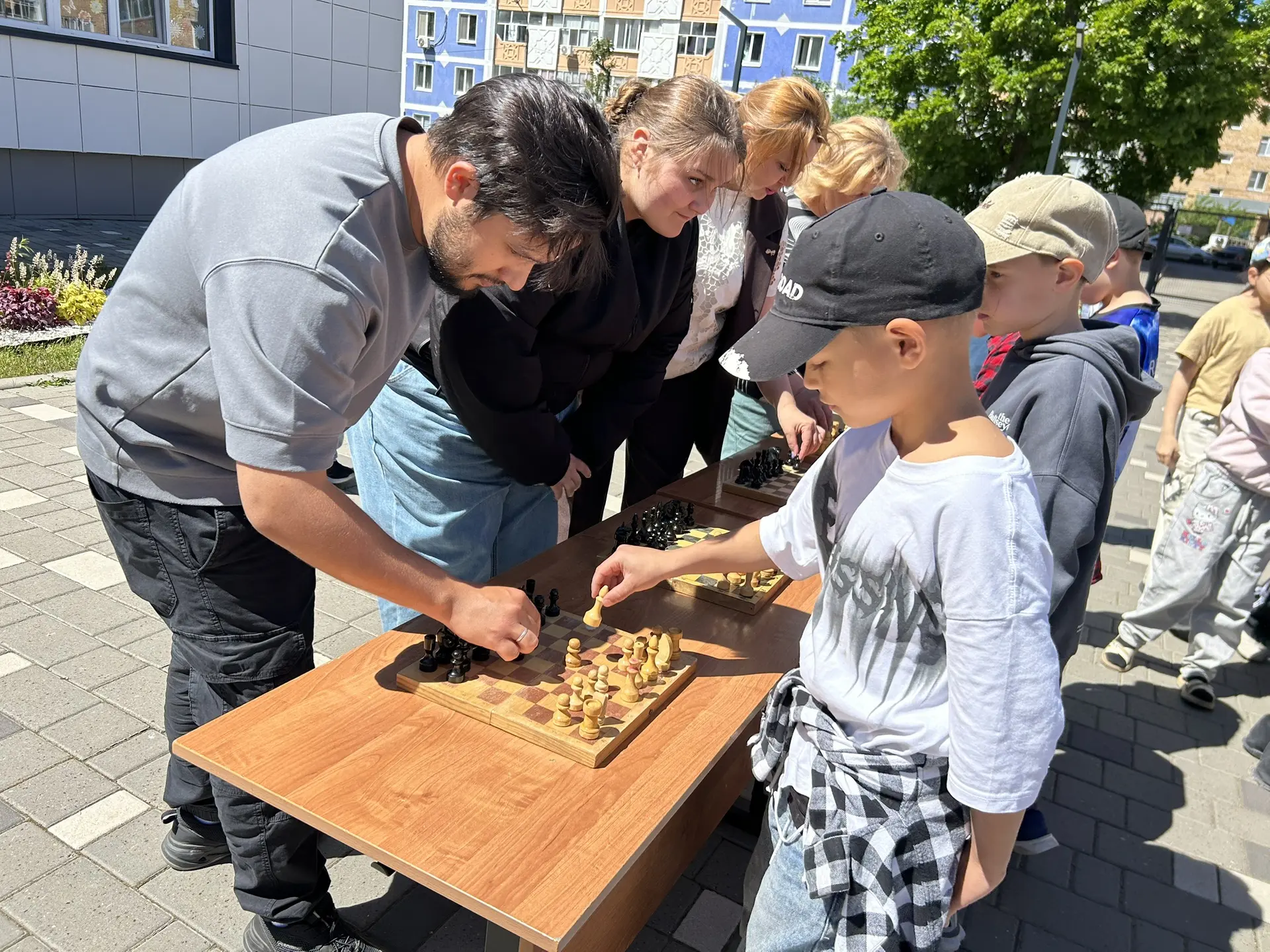 ♟️Битва поколений: как в пришкольном лагере родители сразились с детьми за шахматной до...