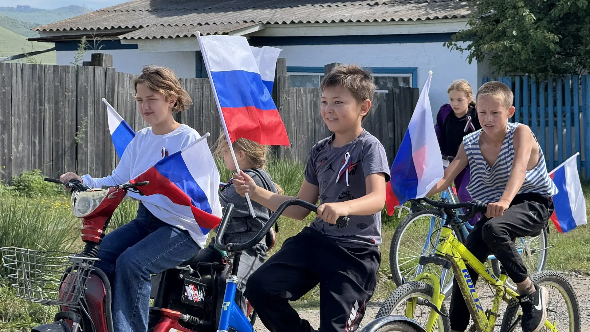 🇷🇺 Поднимаем флаг вместе.