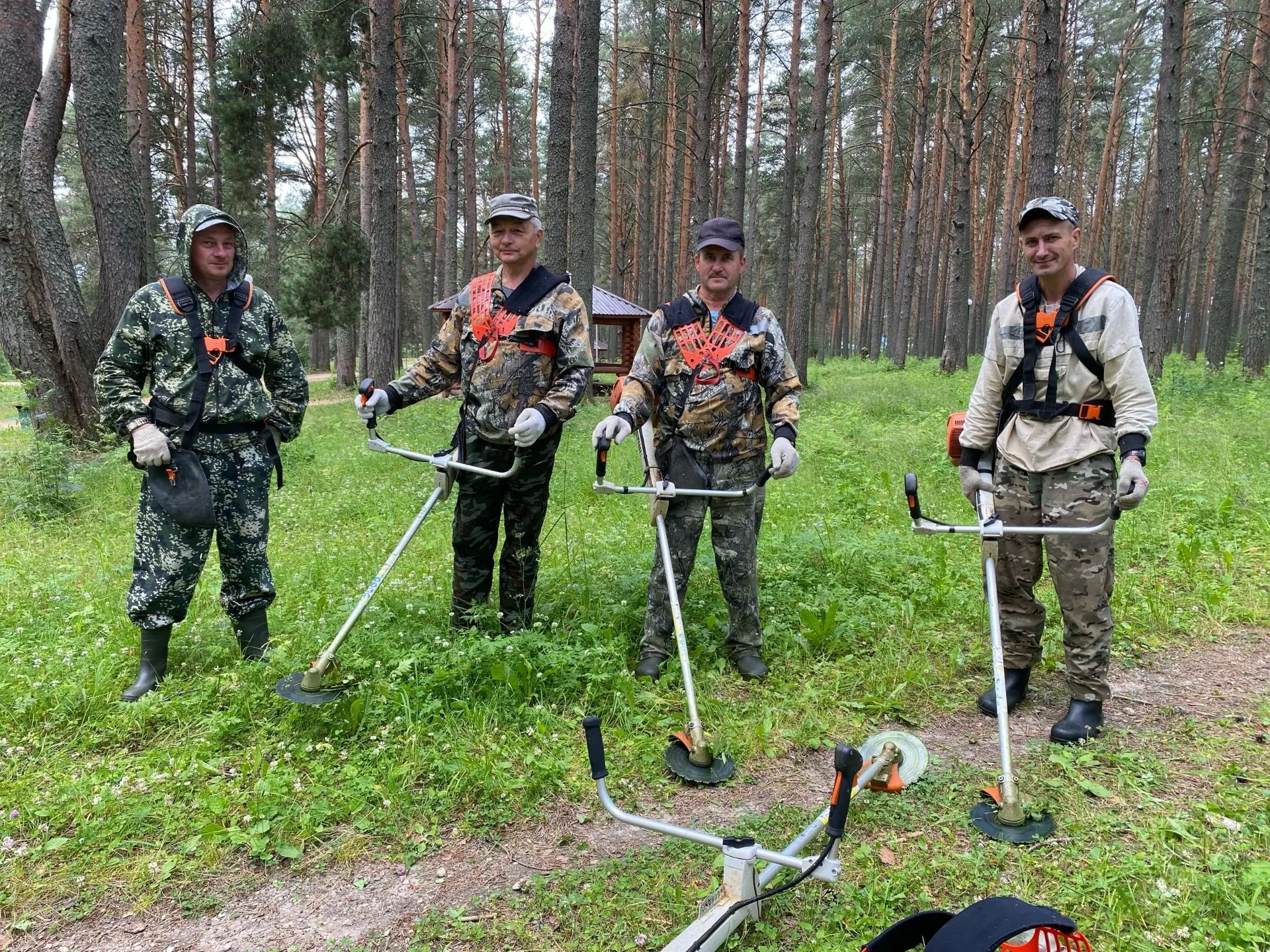 🧹🌲🍂 Тарножане вышли на субботник в Малаховом бору в центре Городка. ОГРОМНОЕ СПАСИБО...