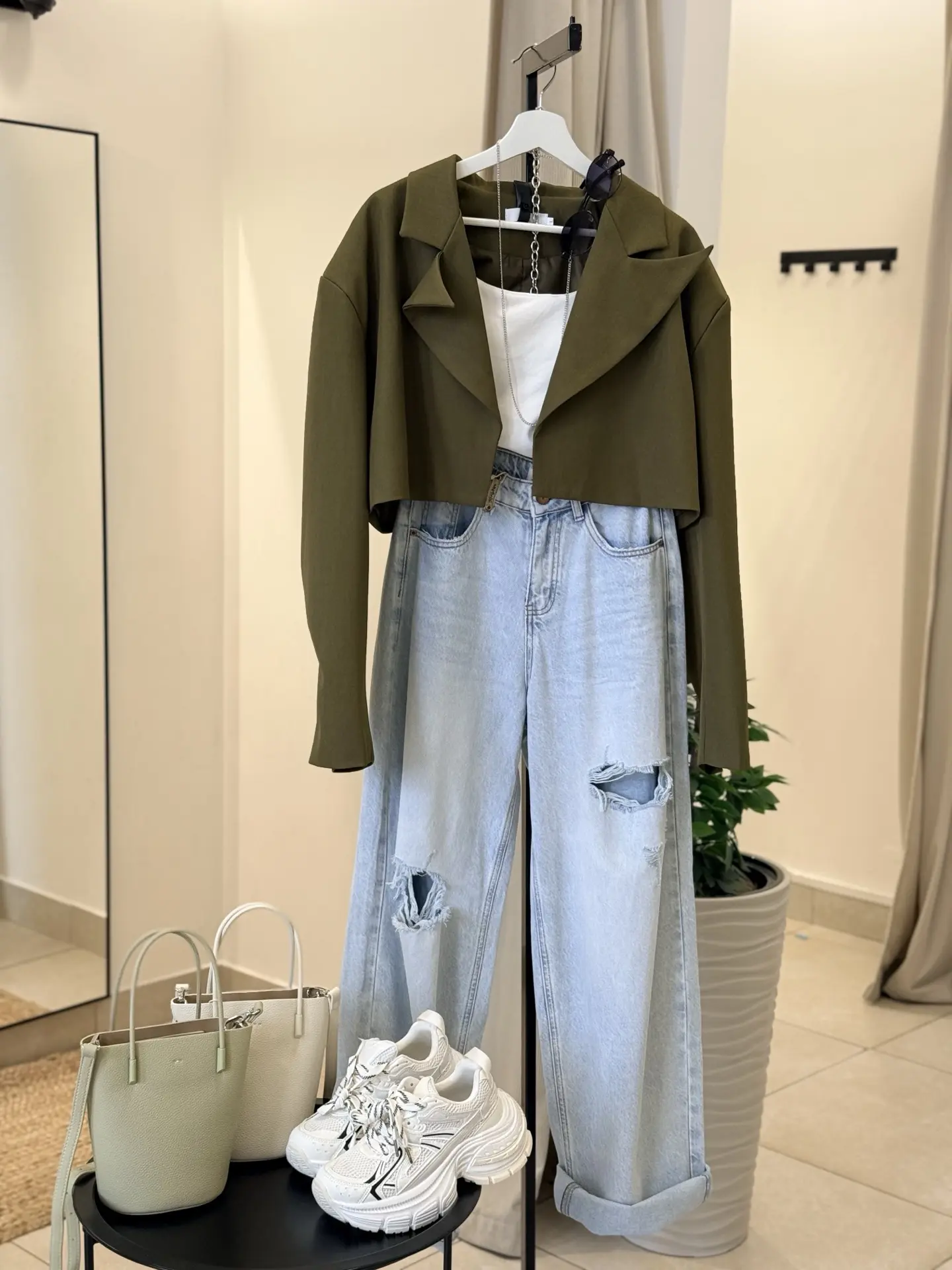 Укороченные пиджачки с объемными плечами 😍

•Пиджак 2800
•Джинсы 3800
•Кроссовки 3800
•Сумки 2600
•