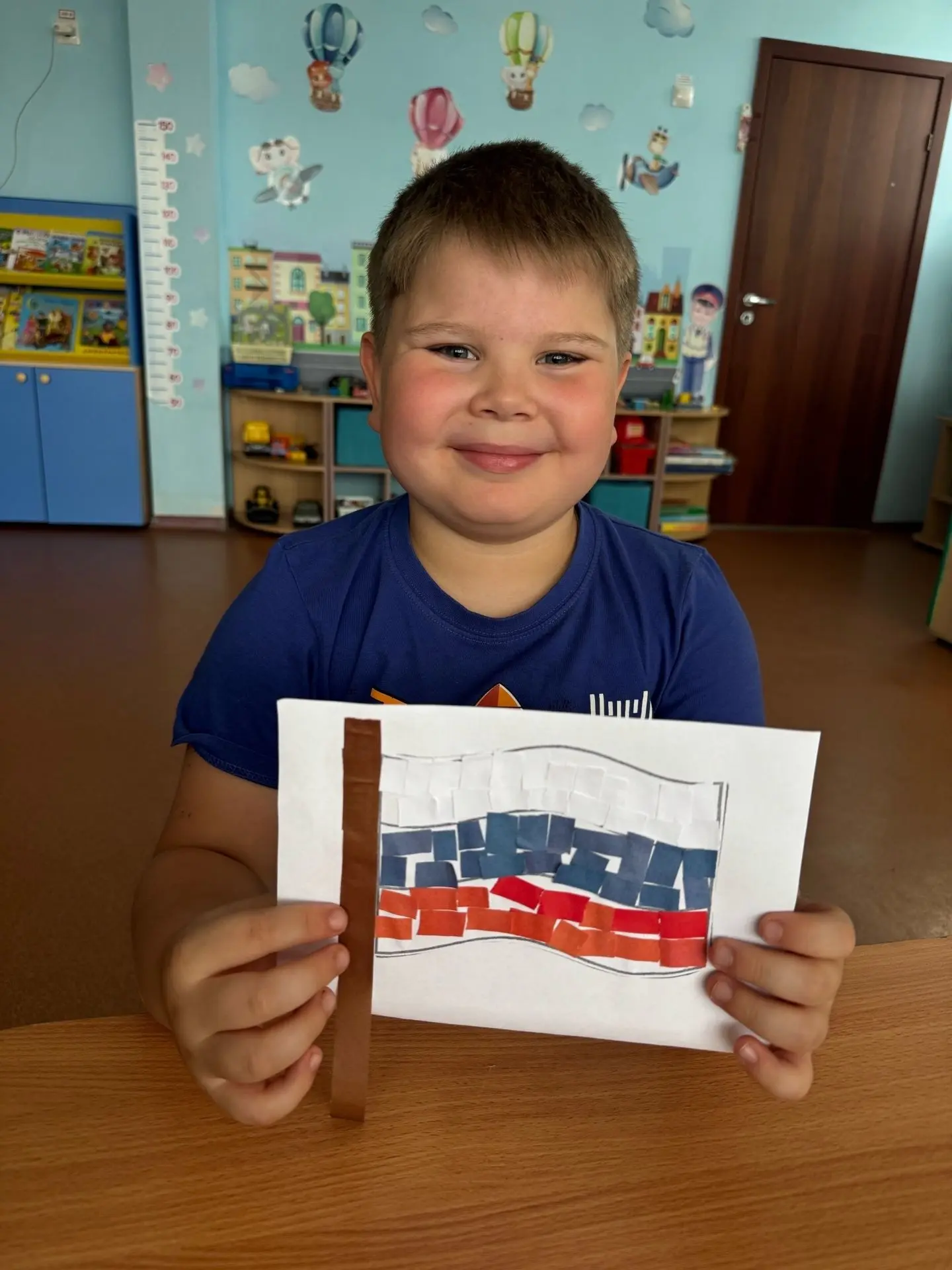 🎉 Ко Дню Государственного флага России мы с ребятами сделали яркую поделку! 🇷🇺