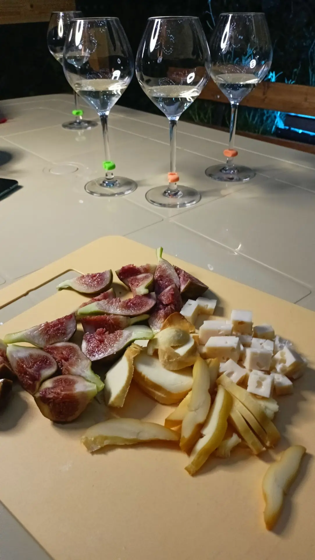 Фиги, сыр и Рислинг.