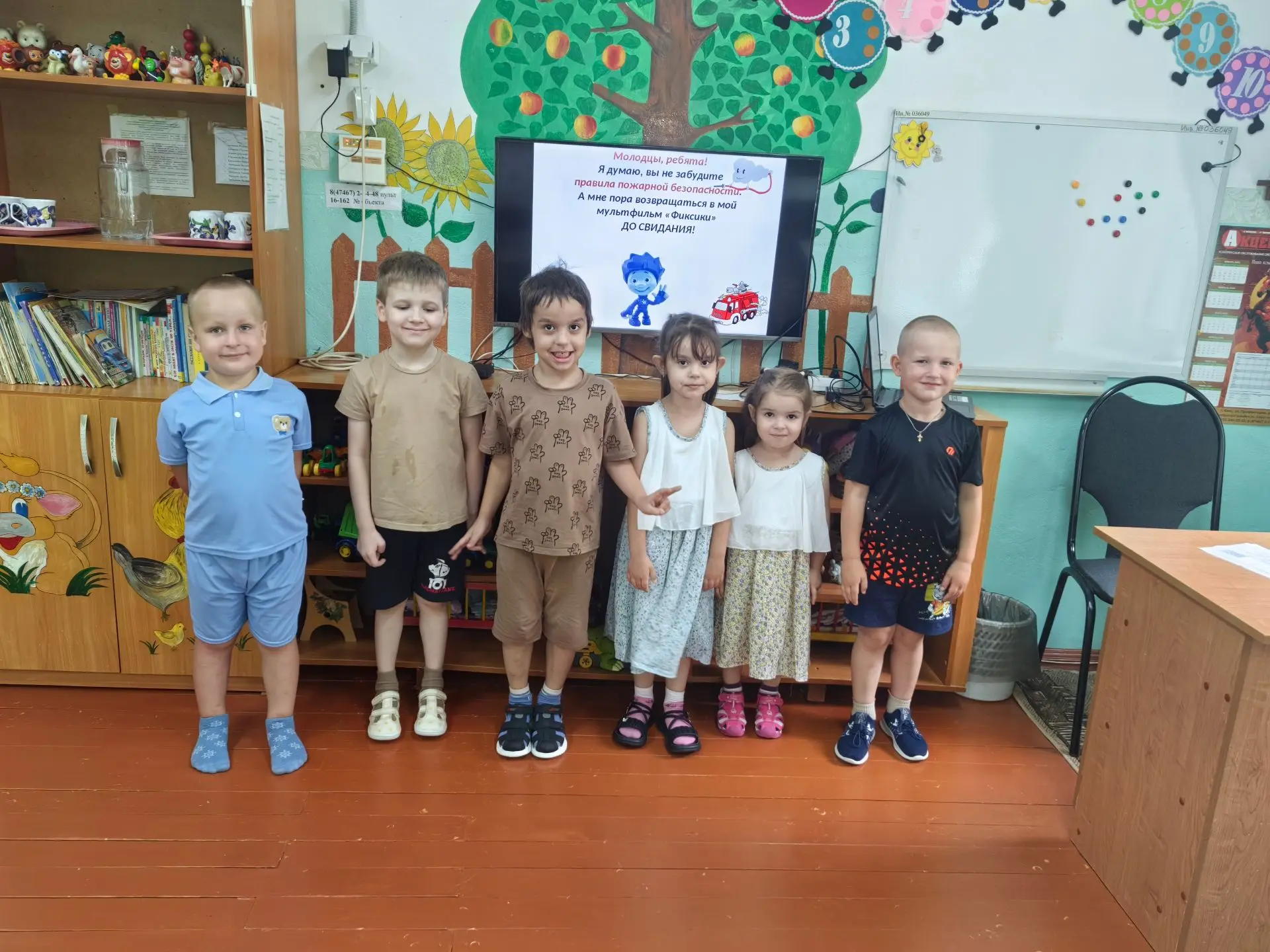 Нолик шепчет всем ребятам: