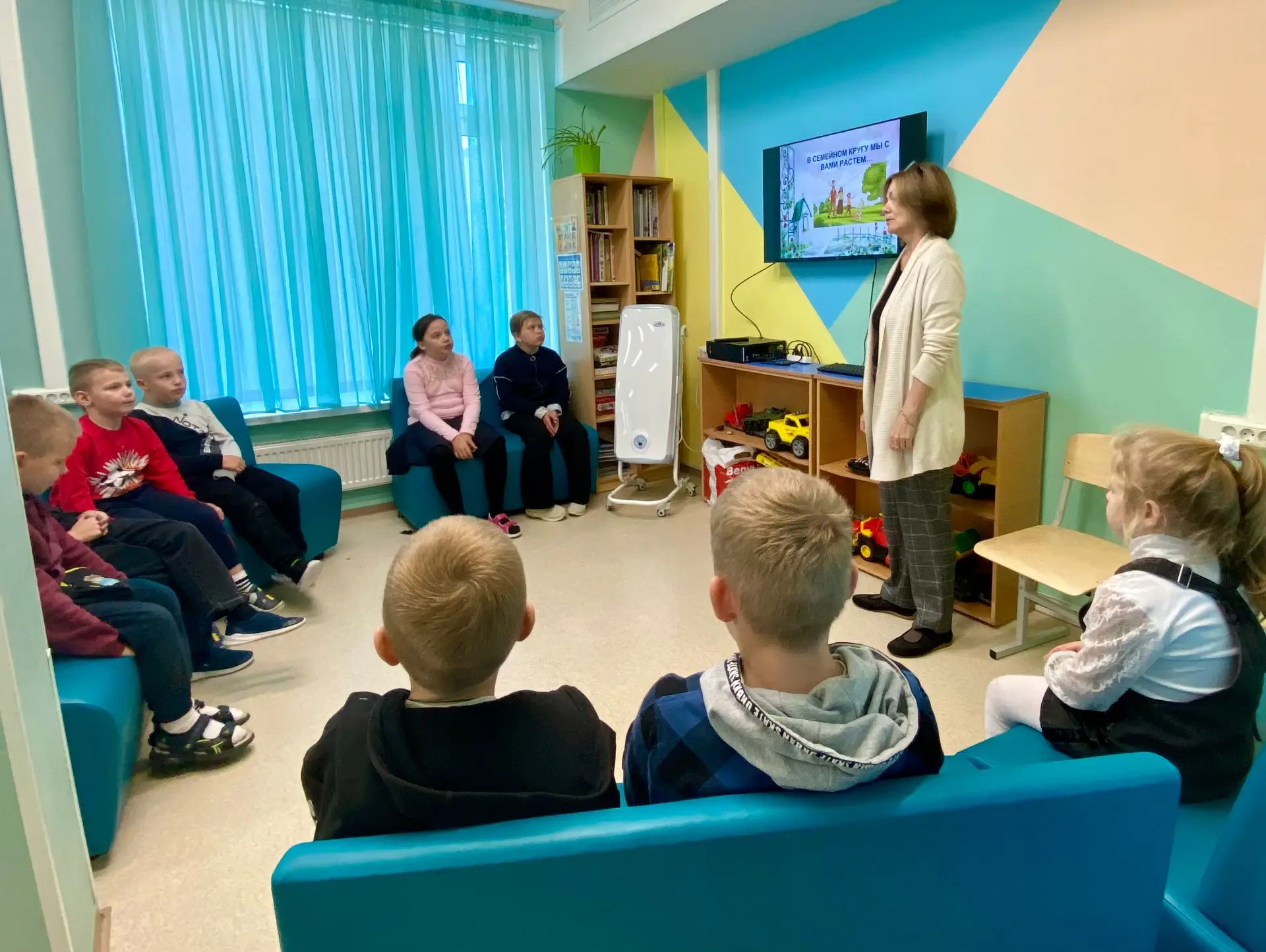 На полустационарном отделении социального обслуживания несовершеннолетних и семей с дет...