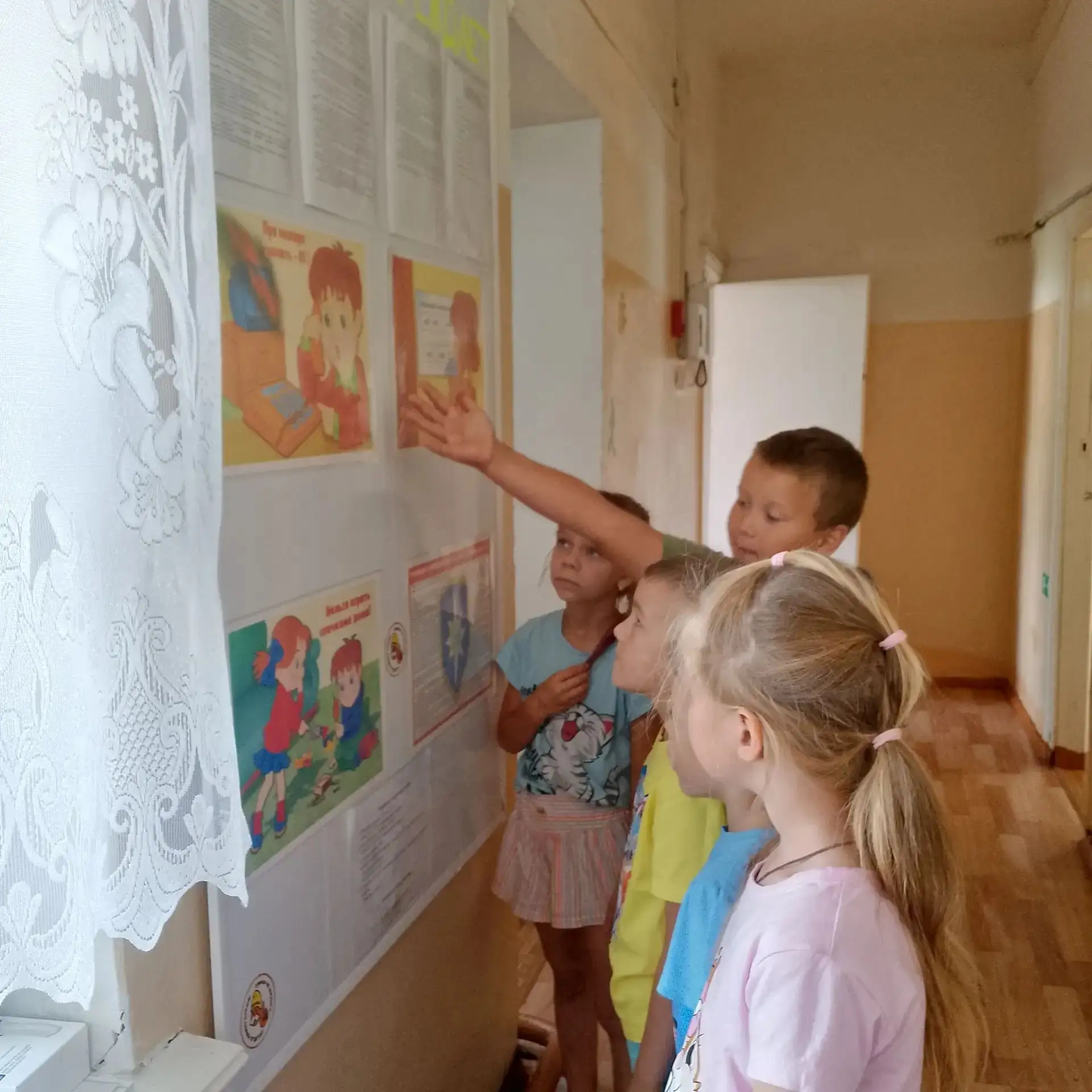 Спички — детям не игрушка!
Знают даже все зверушки —
Спички детям не игрушки!
Чтоб не плакали букашк