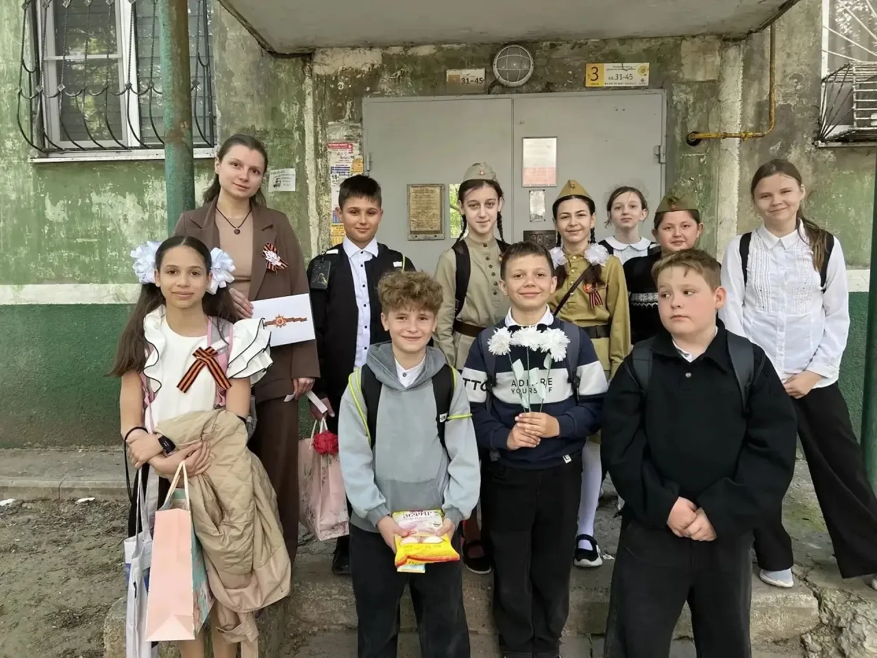 🕊️Поздравляем тех, кто подарил нам мирное небо!   ✍️Обучающиеся 4в класса школы 86 с классным руково