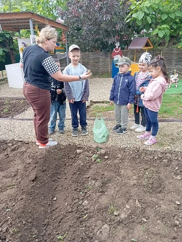 Лето — время активной работы в огороде, наблюдений за природой и познавательного развития детей. Ого