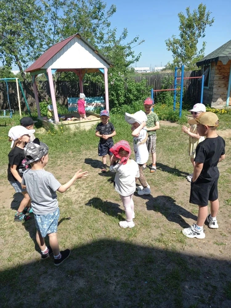 🎩 Шляпный переполох на прогулке!

Сегодня у нас был настоящий праздник! 👒

Мы устроили весёлую раз