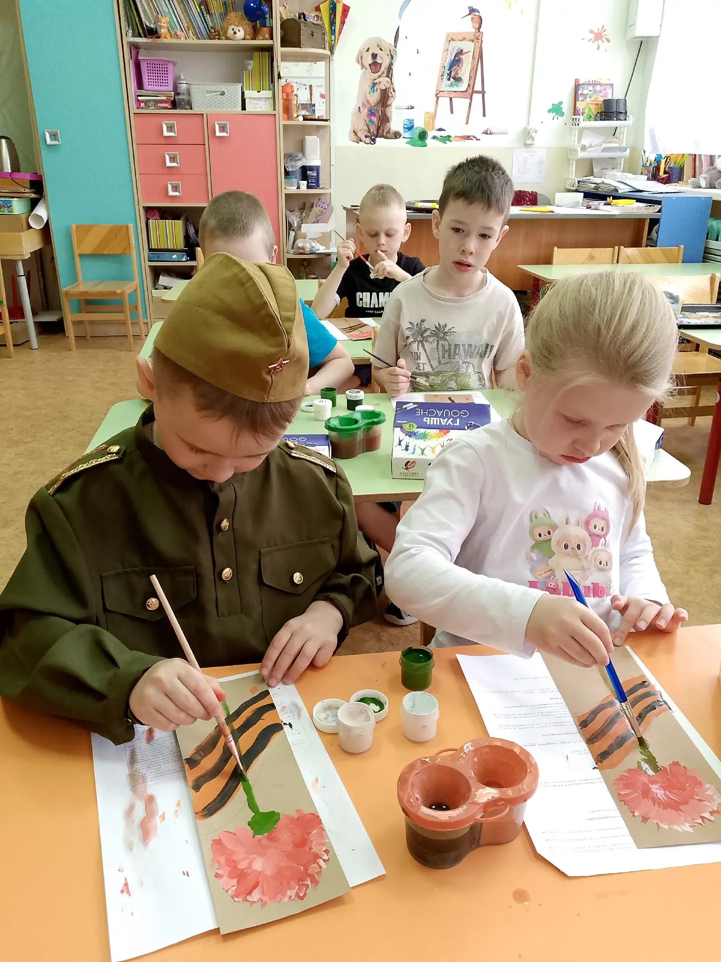 🇷🇺 МАЛЕНЬКАЯ ГВОЗДИКА-БОЛЬШАЯ ПАМЯТЬ

В преддверии Дня Победы в старшей группе прошло занятие по р