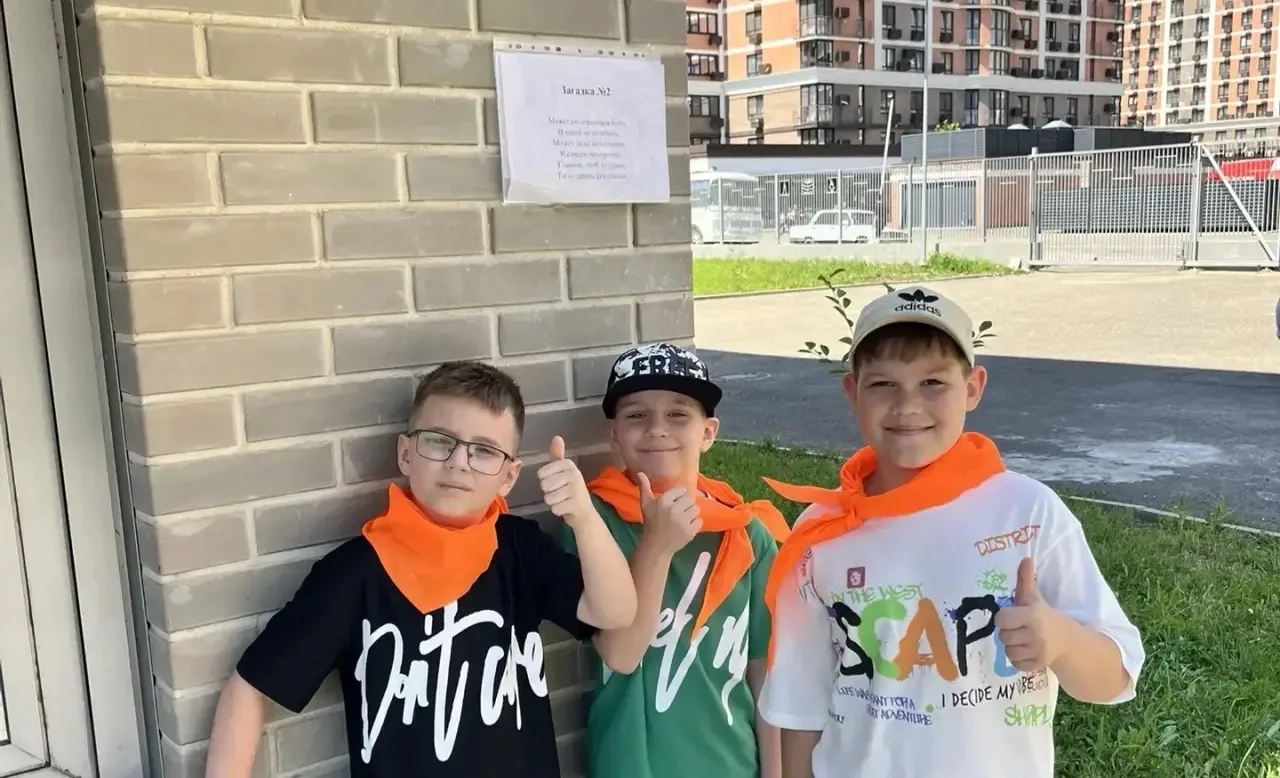 🕵️‍♂️ В поисках доброты: наш квест-путешествие по школе

Сегодня в лагере «Разноцветные ладошки» пр