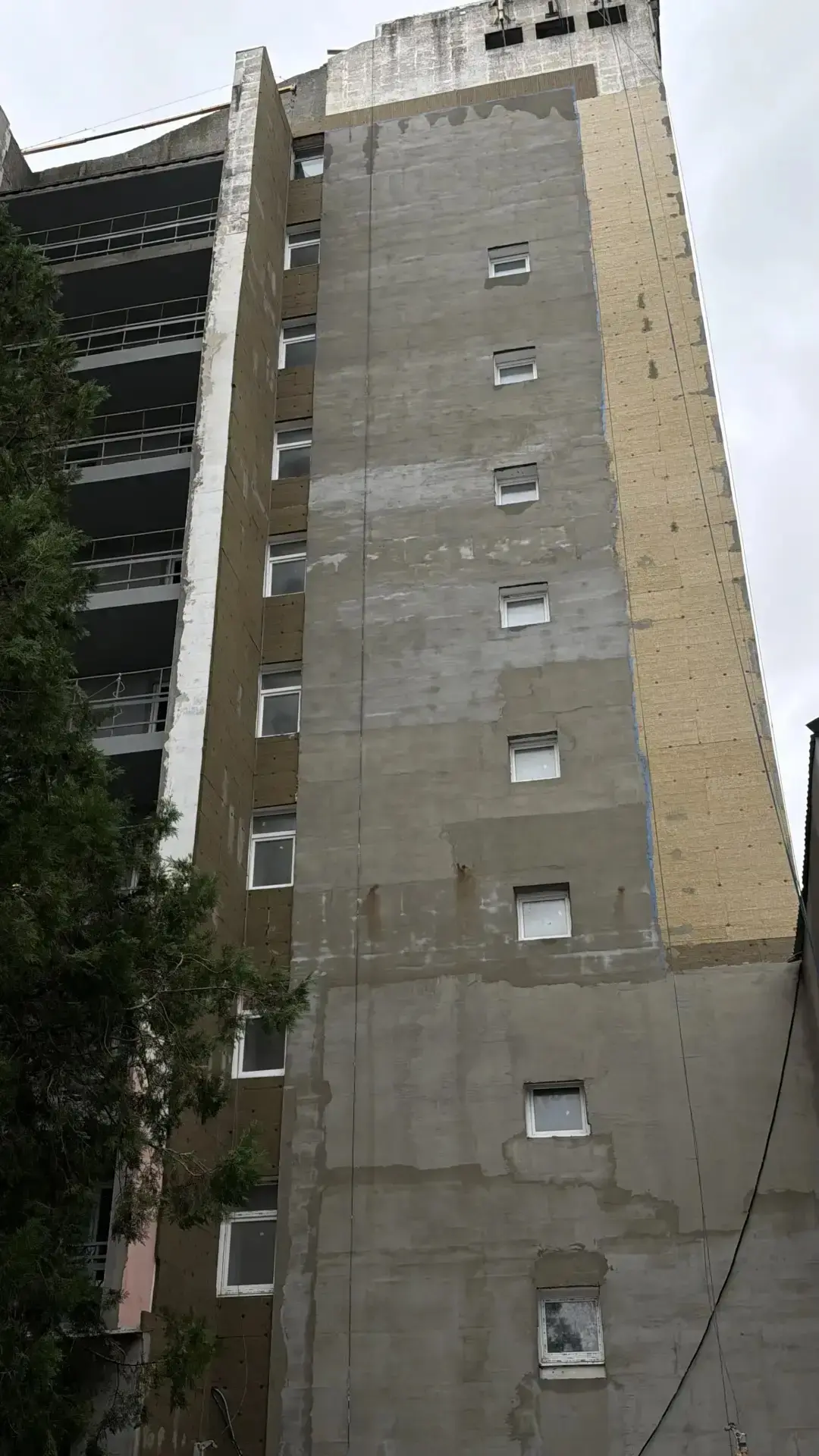 🏗️Прокуратура в Симферополе контролирует проведения работ по ремонту здания общежития.