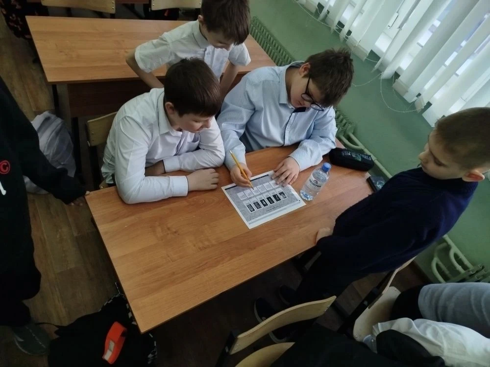 📌Утро понедельника 9 февраля 2026 года в школе традиционно началось с торжественной линейки, церемон