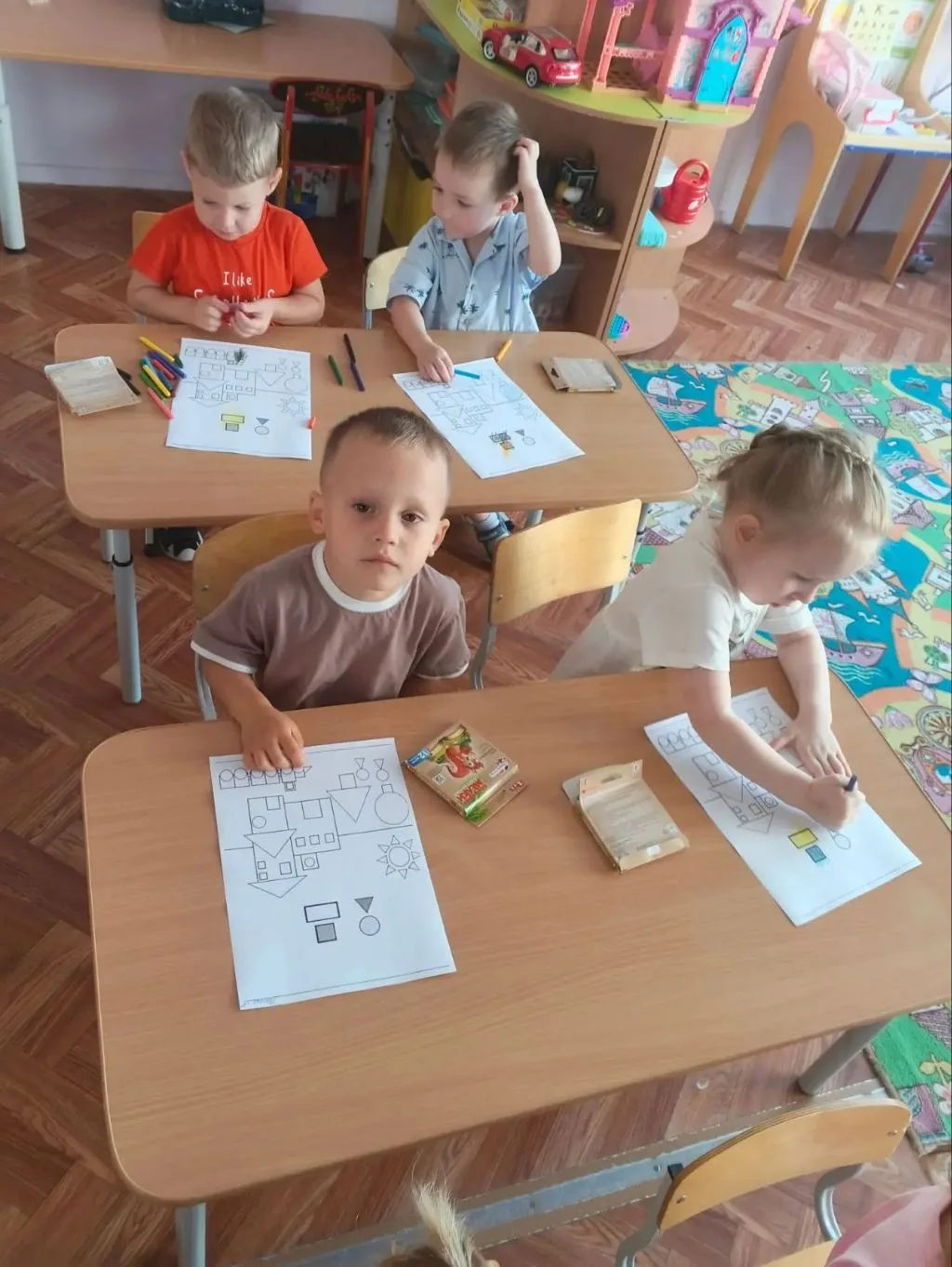 Ребята в 3-ей группе превратили обычные бумажные тарелки в настоящие произведения искусства! 🎨 На з