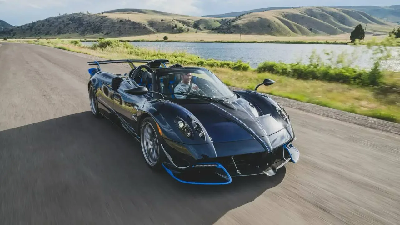 На аукцион выставили уникальный Pagani Huayra Roadster — второго такого автомобиля прос...