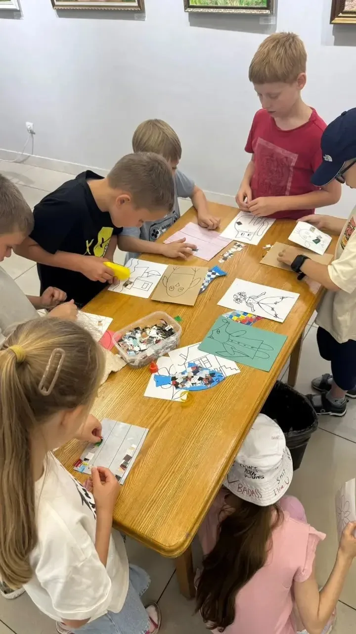 🎨  Сегодня наш пришкольный лагерь «Мечтатели» совершил удивительное путешествие в картинную галерею